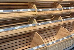 Магазины закрываются, полки пустеют, на заправках очереди