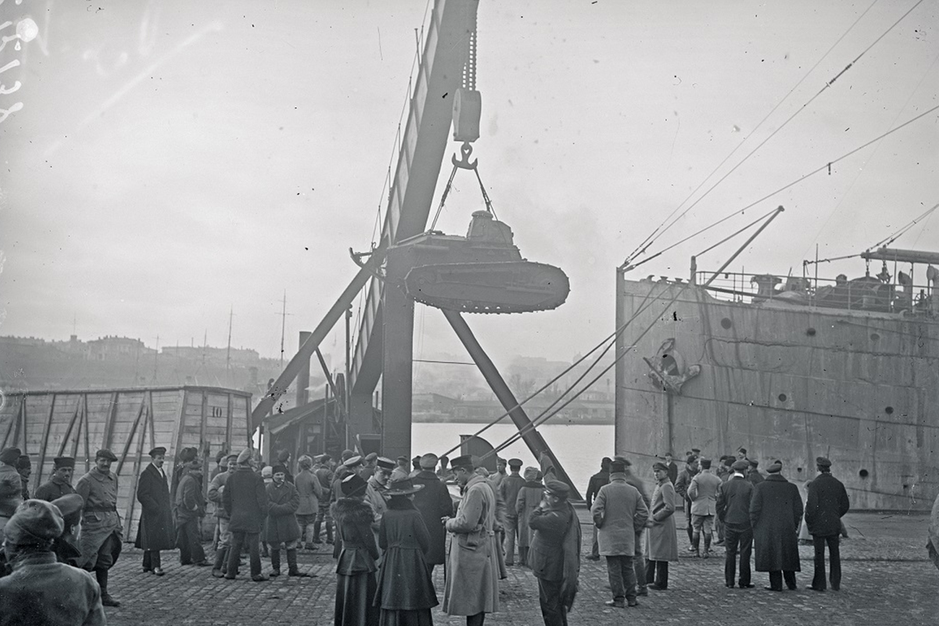 Танки Рено выгружают в Одессе 12 декабря 1918 года