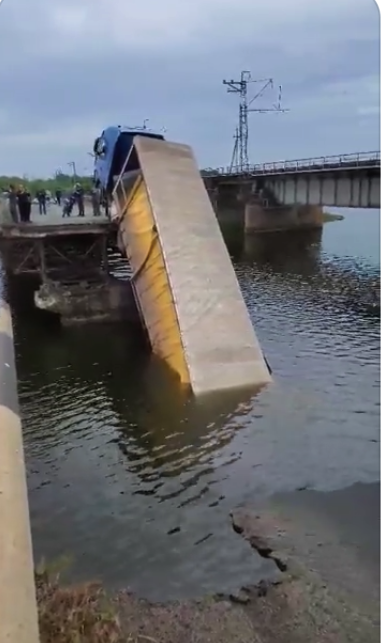 грузовик завис на краю обрушившегося моста
