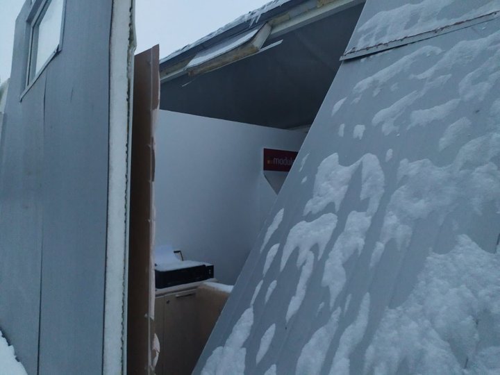 снег обрушил крышу магазина во Львове