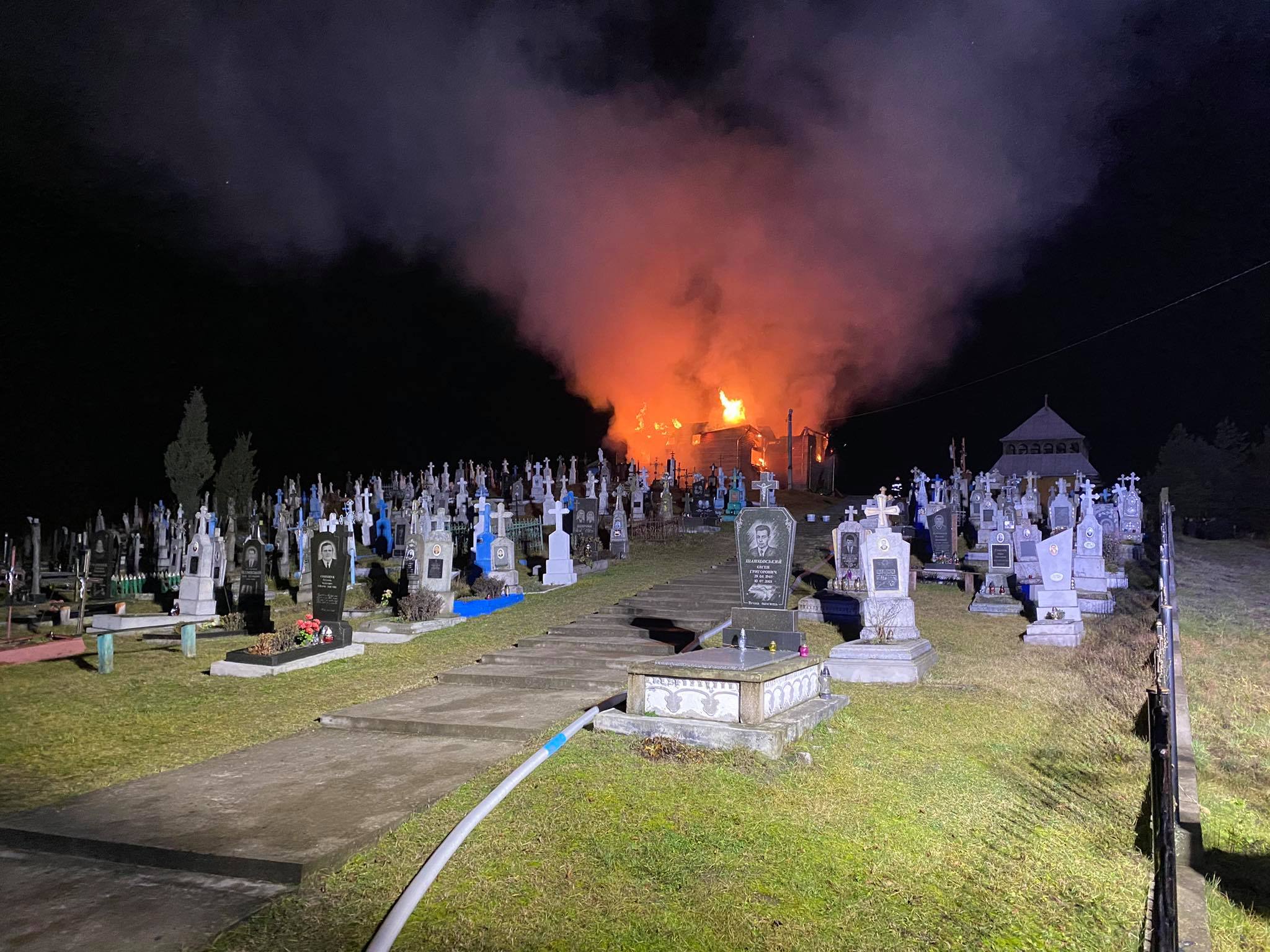 Во Львовской области горела церковь. Фото: lv.dsns.gov.ua