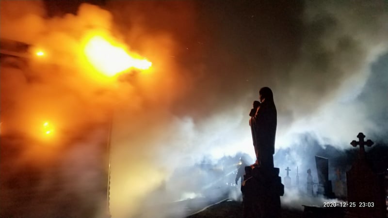 Во Львовской области горела церковь. Фото: lv.dsns.gov.ua