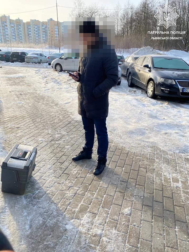 Во Львове задержали угонщиков-неудачников. Фото: facebook.com/lvivpolice