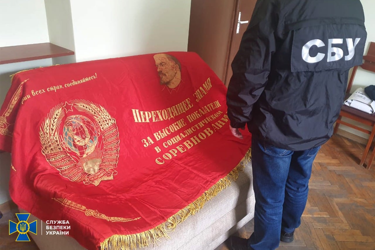 Жителя Львовской области, который пытался продать советское знамя, могут посадить на пять лет. Фото: СБУ