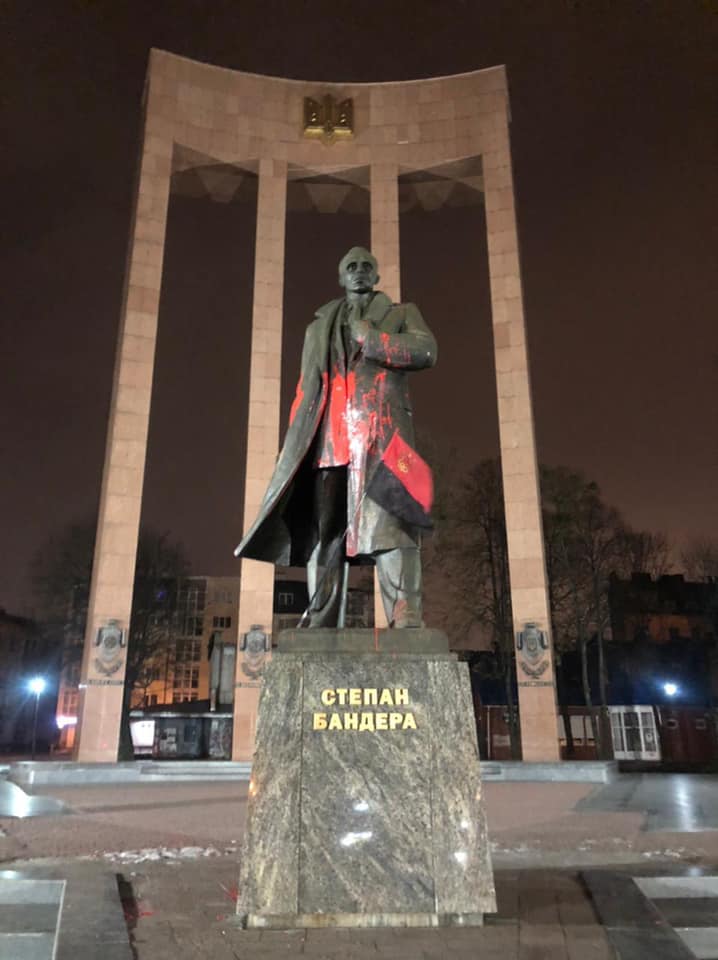 Памятник Бандере облили краской. Фото: facebook.com/andriy.moskalenko