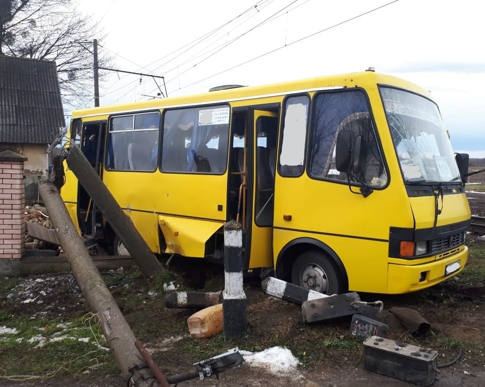 Утром в субботу, 23 января, во Львовской области произошла авария с участием поезда и маршрутки. Фото: facebook.com/MVS.LVIV
